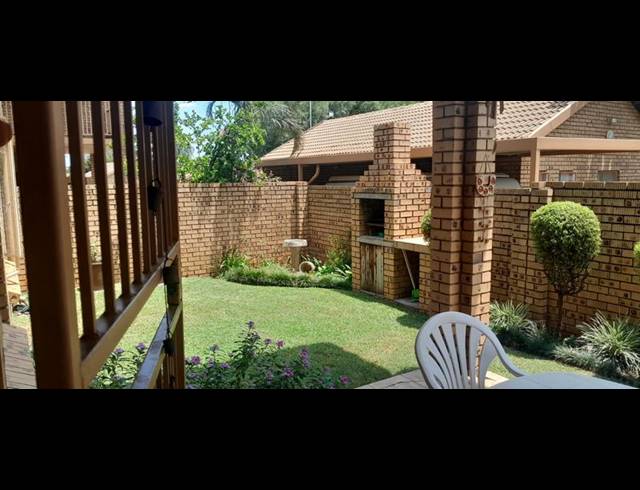 2 BEDROOM TOWNHOUSE FOR SALE IN MAGALIESKRUIN